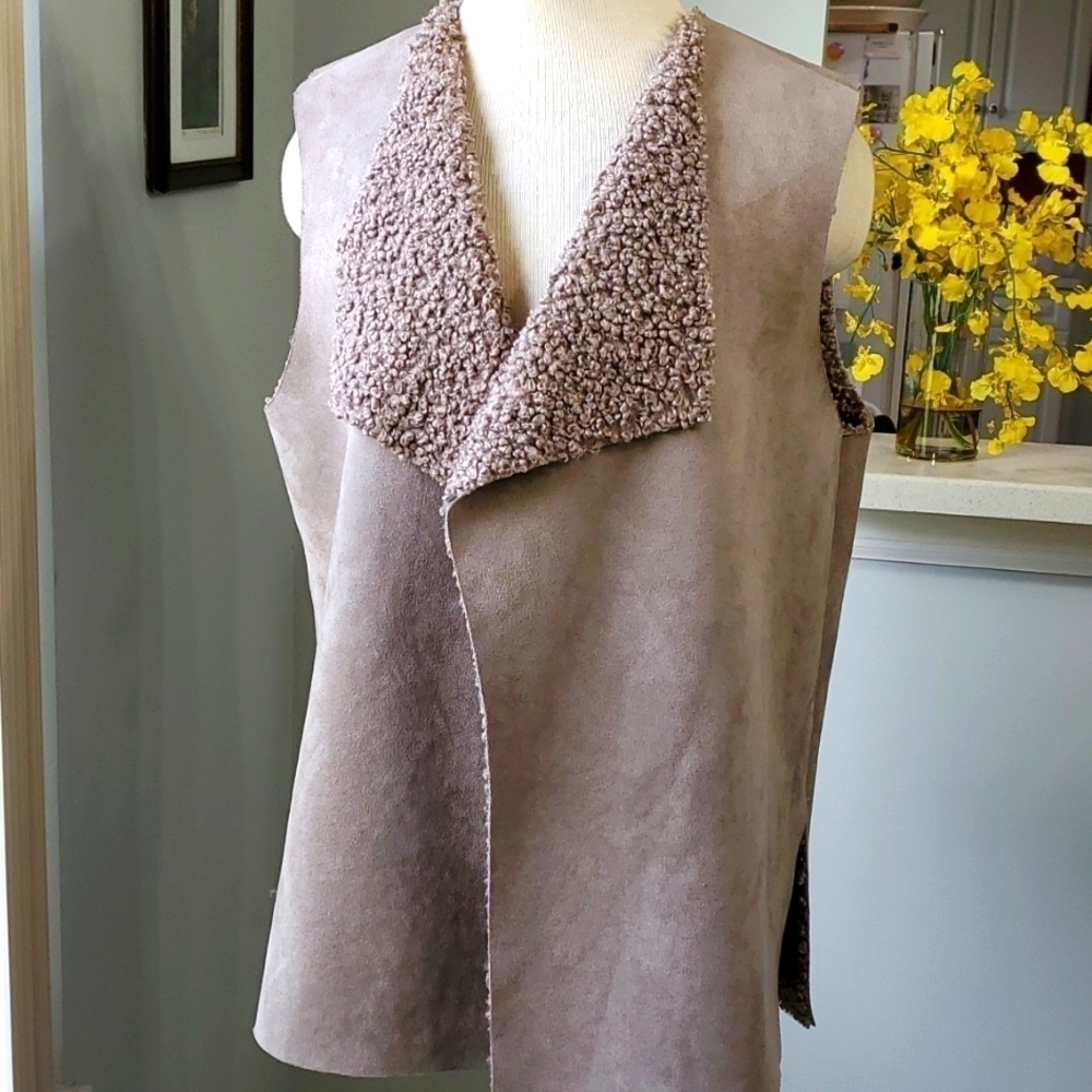 RUBY RD oversized open vest. Medium Vegan suede exterior‎ faux fur interior